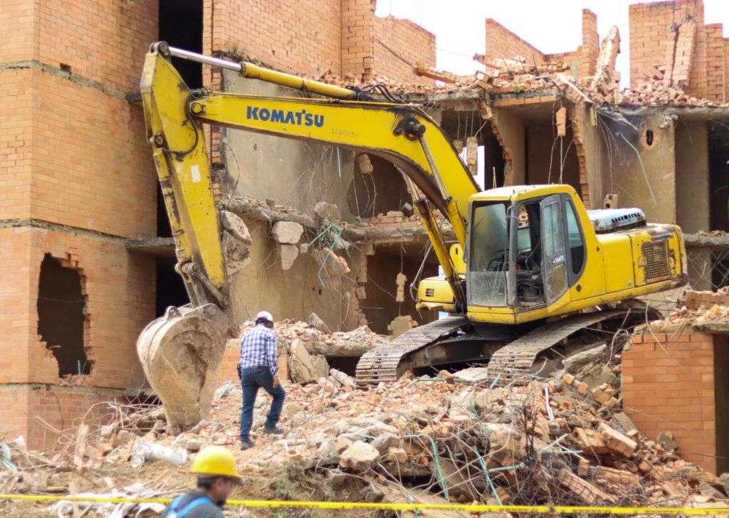 Demolición de las torres de apartamentos Multifamiliar Primero de Mayo en Paipa