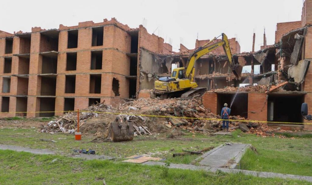 La razón por la que la Alcaldía de Paipa demolió varias torres de apartamentos que habían sido construidas hace cerca de 17 años y lo que se proyecta hacer ahora 2 Demolición de las torres de apartamentos Multifamiliar Primero de Mayo en Paipa