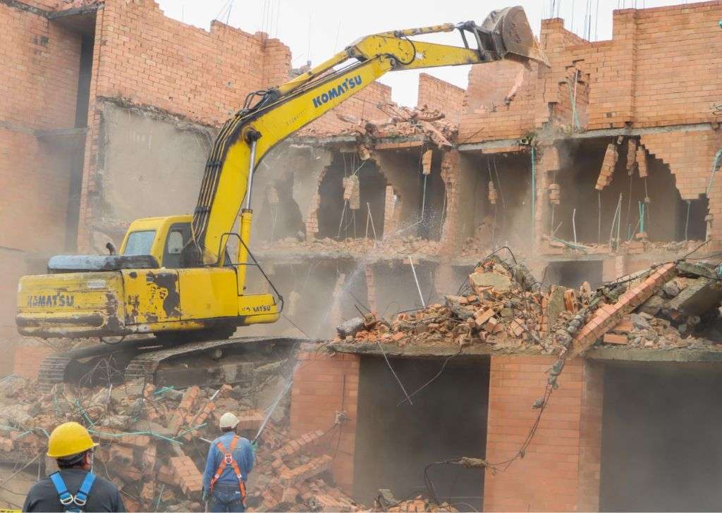 La razón por la que la Alcaldía de Paipa demolió varias torres de apartamentos que habían sido construidas hace cerca de 17 años y lo que se proyecta hacer ahora 3 Demolición de las torres de apartamentos Multifamiliar Primero de Mayo en Paipa