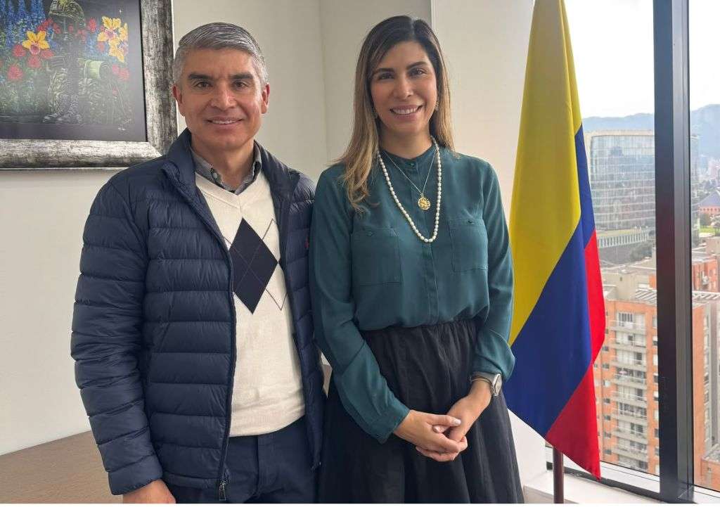 La viceministra Maria Fernanda Santa y el alcalde de Samaca Wilson Castiblanco