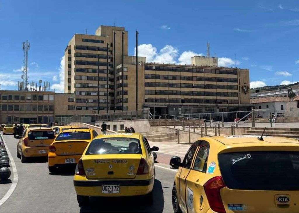 Paro de taxistas en Tunja plaza de Bolívar.