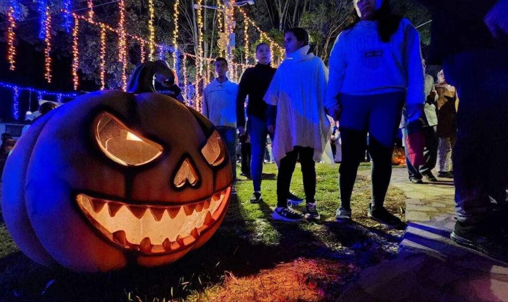 Halloweek, el parque temático que durante toda la semana ha cautivado a las familias en vísperas de Halloween en Sogamoso y que esta tarde noche tendrá una fiesta sin antecedentes 8 Parque de Halloween Halloweek en El Laguito en Sogamoso