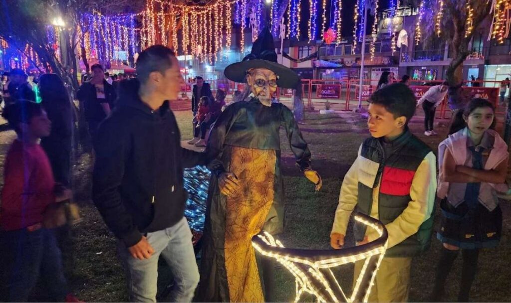 Halloweek, el parque temático que durante toda la semana ha cautivado a las familias en vísperas de Halloween en Sogamoso y que esta tarde noche tendrá una fiesta sin antecedentes 7 Parque de Halloween Halloweek en El Laguito en Sogamoso