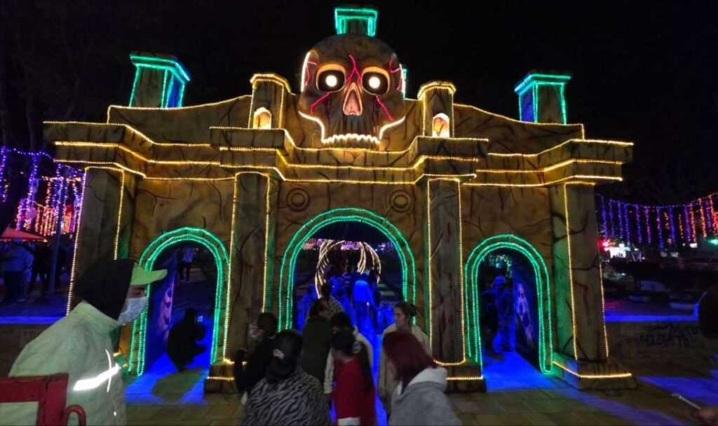 Halloweek, el parque temático que durante toda la semana ha cautivado a las familias en vísperas de Halloween en Sogamoso y que esta tarde noche tendrá una fiesta sin antecedentes 2 Parque de Halloween Halloweek en El Laguito en Sogamoso