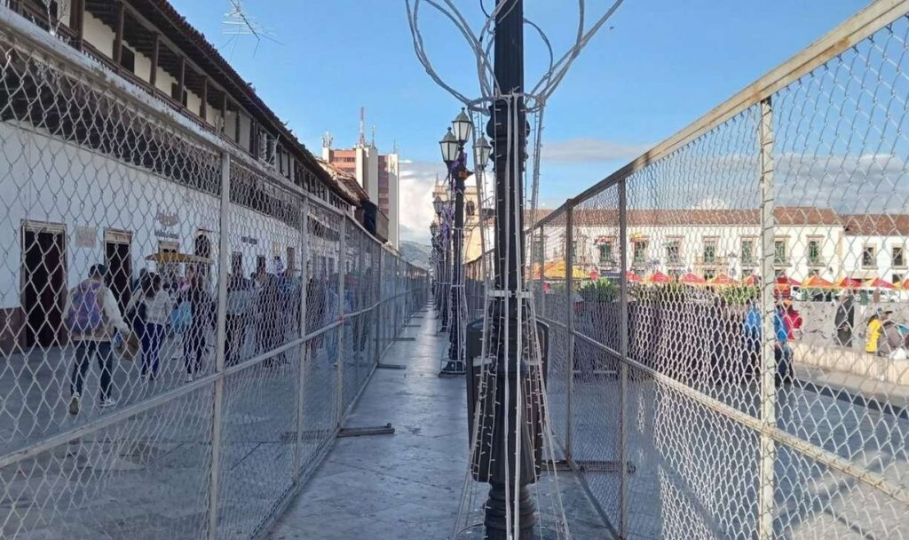 La Alcaldía de Tunja declaró la nulidad del convenio con la Fundación Solsticio de Sogamoso para lo que sería la realización del Aguinaldo Boyacense por un valor de 14.000 millones de pesos 3 Rejas plaza de Bolivar aguinaldo galpon
