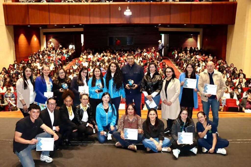 Durante el desarrollo de la jornada se otorgaron reconocimientos a las propuestas más destacadas de la convocatoria Voces de esperanza: iniciativas que salvan vidas.